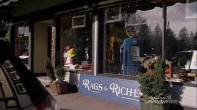 [HANNAH LAUGHS] - Garage Sale Mystery: Murder Most Medieval