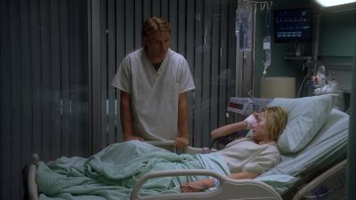 Hannah, wake up.
Somebody here to see you. - House