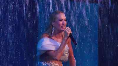 [ Happy music plays ] - Carrie Underwood: Reflection