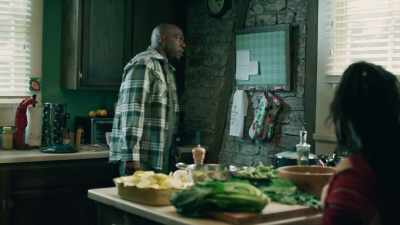 - Hard for her
to let things go.
- ( truck beeping ) - Queen Sugar