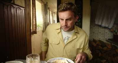 *Hardrock ringtone
and conversation in Polish* - Kaiserschmarrndrama