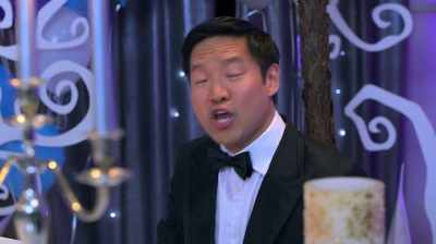 ♪ Hark the herald angels sing ♪ - A Christmas Prince: The Royal Baby