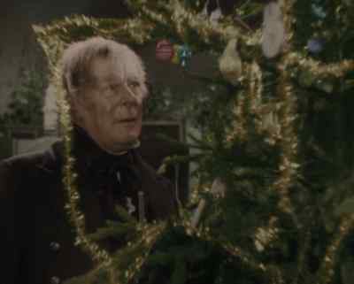 ♪ Hark the herald angels sing ♪ - Scrooge