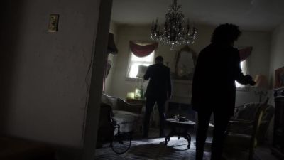 [Harper] Looks like this place
has been abandoned - Gotham