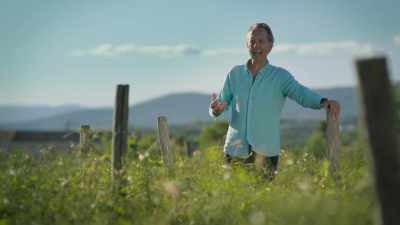 Has a certain Gallic
je ne sais quoi - Write Around the World with Richard E Grant