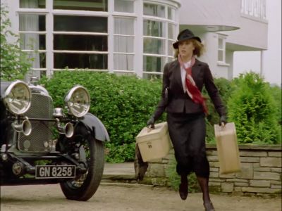 -[Hastings] She's making
a run for it, Poirot. - Agatha Christie's Poirot