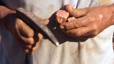 Have a look at this, Col. Look at
that. - Outback Opal Hunters