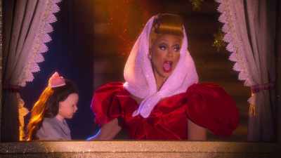 ♪ Have yourself a merry little Christmas ♪ - AJ and the Queen