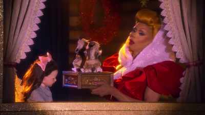 ♪ Have yourself a merry little Christmas ♪ - AJ and the Queen