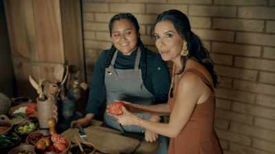Have you seen
a more perfect tomato? - Eva Longoria: Searching for Mexico