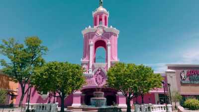 [hawk screeches] - ¡Casa Bonita Mi Amor!