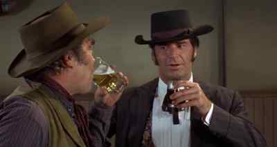 -He ain't in there, Pa.
-Hold it. - Support Your Local Gunfighter