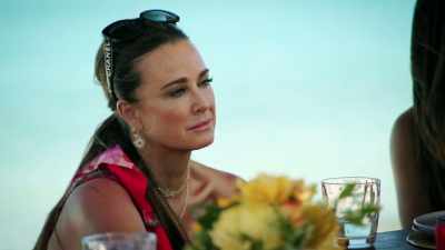 He was an alcoholic,
and my middle sister? - The Real Housewives Ultimate Girls Trip