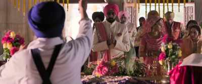 -He is asking what time do you sleep.
-At 10. - Manmarziyaan