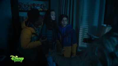 -He can keep it.
-Take it. You don't want to offend him. - Under Wraps