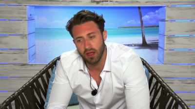 He decides
to leave the plank, - Love Island