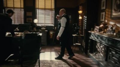 - He didn't break in,
the window was broken. - Murdoch Mysteries