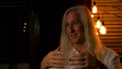 He doesn't
become a rock star of horror - Hollywood Dreams & Nightmares: The Robert Englund Story