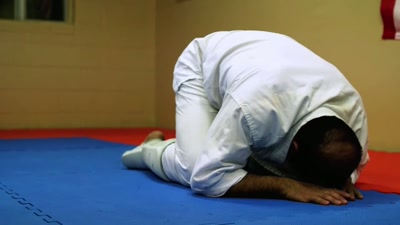 He doesn't wanna die, - Kick Me