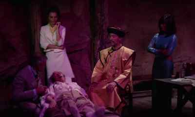 - He is dying.
- Oh, professor... - The Castle of Fu Manchu