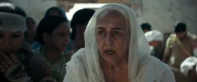He father pushed her off the train
before everyone was killed. - Viceroy's House