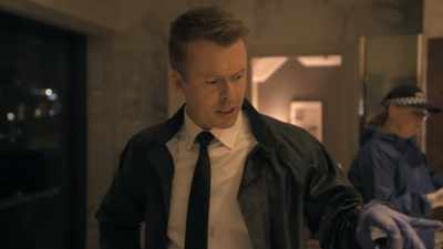 He gets grabbed, bagged,
fights back, hits the vanity. - NCIS: Sydney