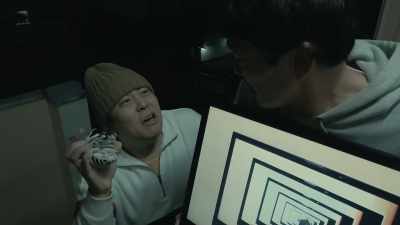 - He hates bugs.
- I'm carrying too much. - Beyond the Infinite Two Minutes