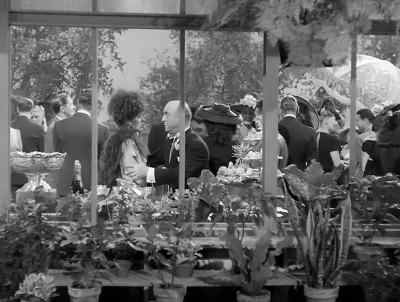 - He isn't here.
- Oh, there he is. - Monsieur Verdoux