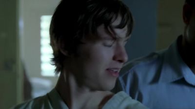 He just arrived, LJ.
That's impossible. - Prison Break