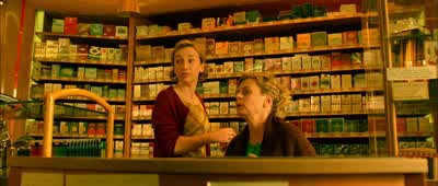 He keeps spying on me!It's making me sick. - Amélie