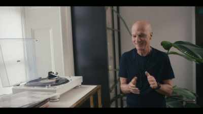 HE LAUGHS - Simple Minds: Everything is Possible