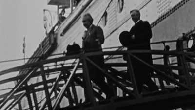 He leads a vanguard
of refugee scientists, - To End All War: Oppenheimer & the Atomic Bomb
