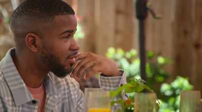 He literally
wants to go on a date, - Sweet Life: Los Angeles