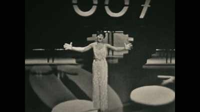 ♪♪ He loves gold ♪♪ - The Sound of 007