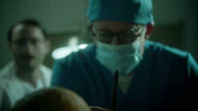 He moves a pen, and the
monkey is able to follow it. - The UnBelievable with Dan Aykroyd