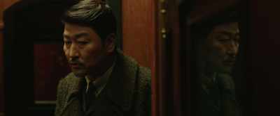 He must be disguised,
I can't find him. - The Age of Shadows