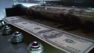 He must know someone here
that has the paper, the ink. - CSI: Miami