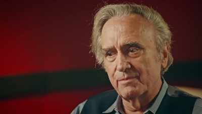 He played it like somebody
with a... with a damaged brain. - The Life and Deaths of Christopher Lee