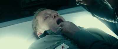 He rushed to the X-Deck,
他冲到X层 - The Cloverfield Paradox