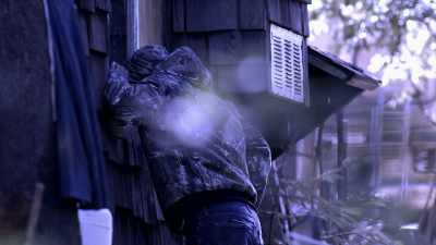 He said he looked inside the cabin
but they didn't see him, - Murder Mountain