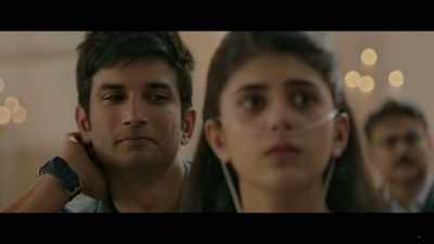 He sat between his parents - Dil Bechara