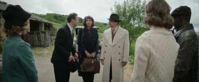 He says 'e knows 'e
exists, so why's 'e got to
prove it to anyone else? - Nandor Fodor and the Talking Mongoose