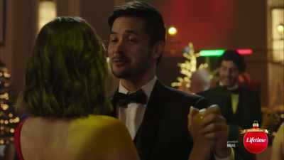 He says he needs to talk to me
about something that's urgent. - Christmas Unwrapped