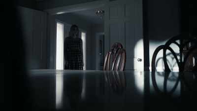 -He seemed...
-Like someone who had secrets? - Cruel Summer