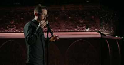 He sees me take an antidepressant,
put it in my mouth. - Neal Brennan: 3 Mics