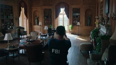- He shot me!
- It's okay. - FBI: Most Wanted