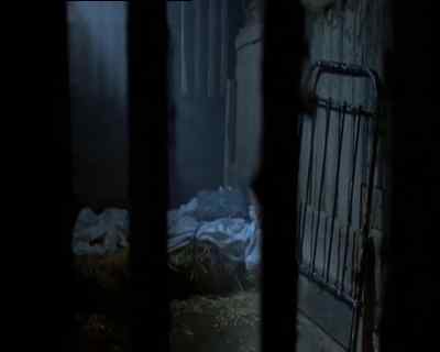 He sleeps in here. - Wire in the Blood