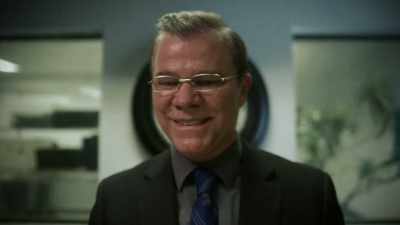 He smooth-talks the woman - History's Greatest Heists with Pierce Brosnan