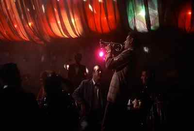 He speeds up
and the band joins him - The Five Pennies