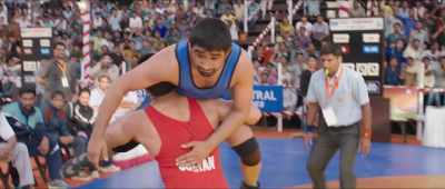 He swings his arms around his
neck, he's going down! - Sultan